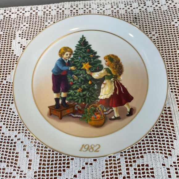 1982’ Vintage porcelain plate with 22k GOLD rims Christmas plate || Xmas tree - Picture 3 of 9